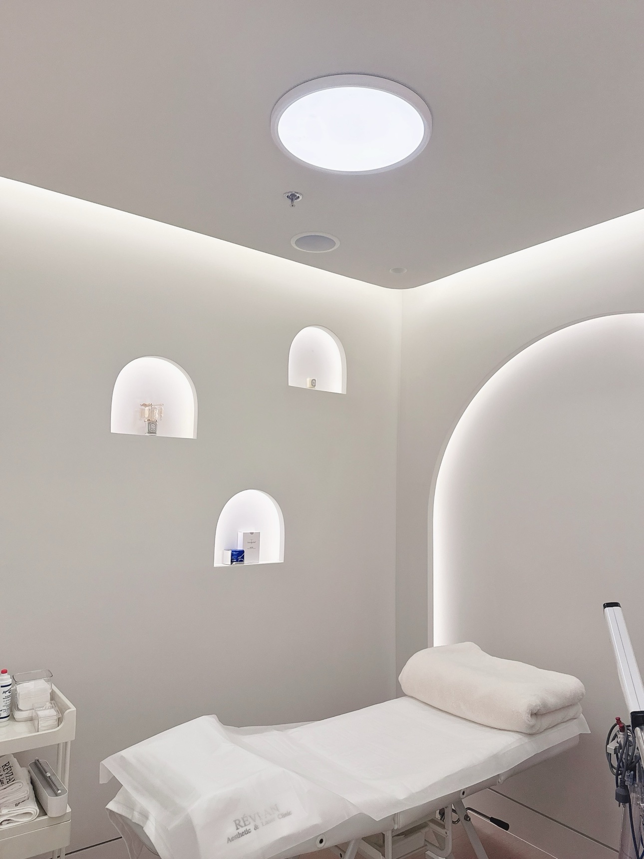 RÉVI·AN Skin & Laser Clinic — Treatment Room